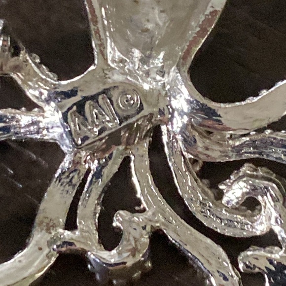 AAI Octopus Silver Tone brooch - Picture 3 of 3